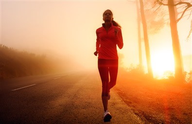 Kvinna som tränar i soluppgången