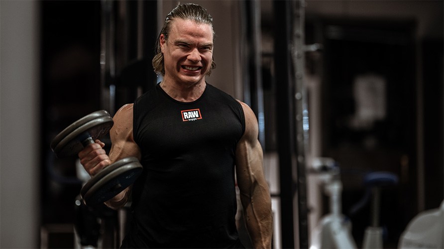 Man utf�r tr�ningsv�ningen bicepscurl med hantlar.