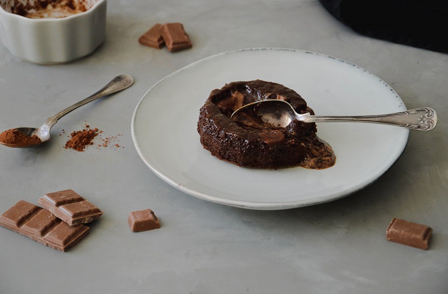 Chokladbomb p en vit tallrik.
