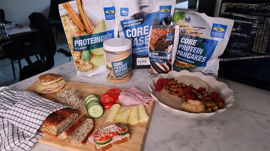 Nybakat brd, pannkakor och plgg p en skrbrda.