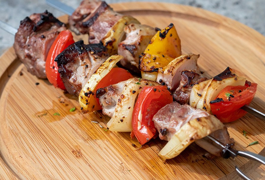 Grillspett p en trbricka. 