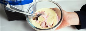 Kaseinpudding med hallon och vit choklad