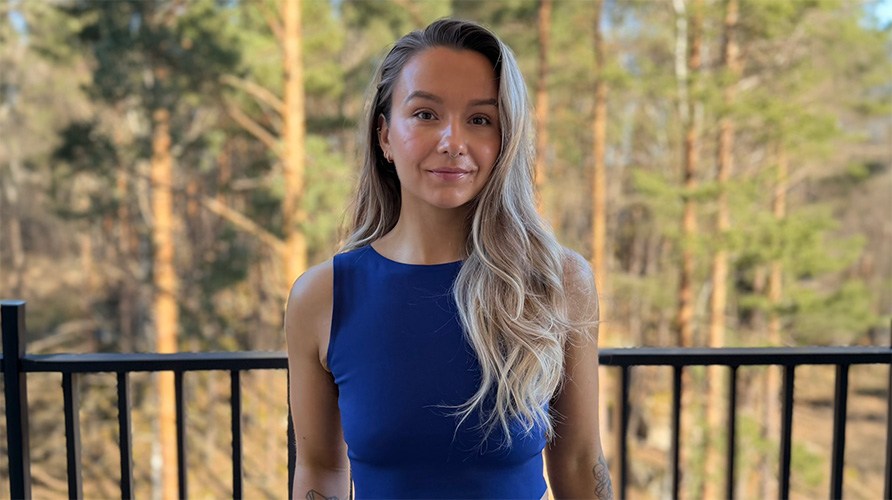 Lejla Franzerovic ute i naturen