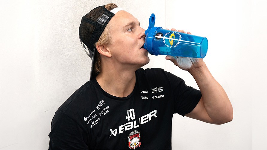 Spelare fr�n Malm� Redhawks dricker ur en Svenskt Kosttillskott-shaker.