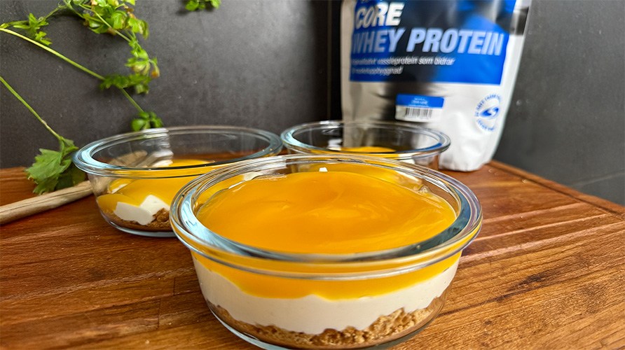 Cheescake i flera lager upph�llt i sk�lar.