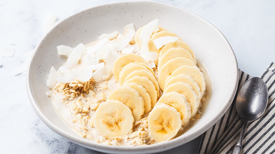 Havregrynsgrt toppad med banan och kokoschips.