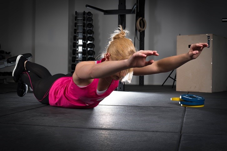 Tjej som gör ryggresning på gym. Tjej som gör ryggresning på gym.