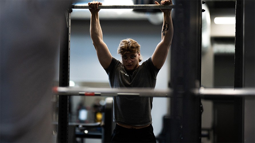 En man i gymmilj�.