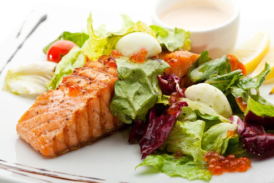 Tallrik med lax och sallad Tallrik med lax och sallad
