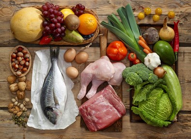 Nötter, fisk, kött, grönsaker på bord