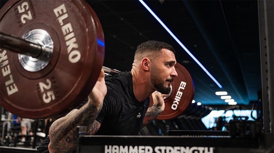 En man utf�r tr�nings�vningen kn�b�j.