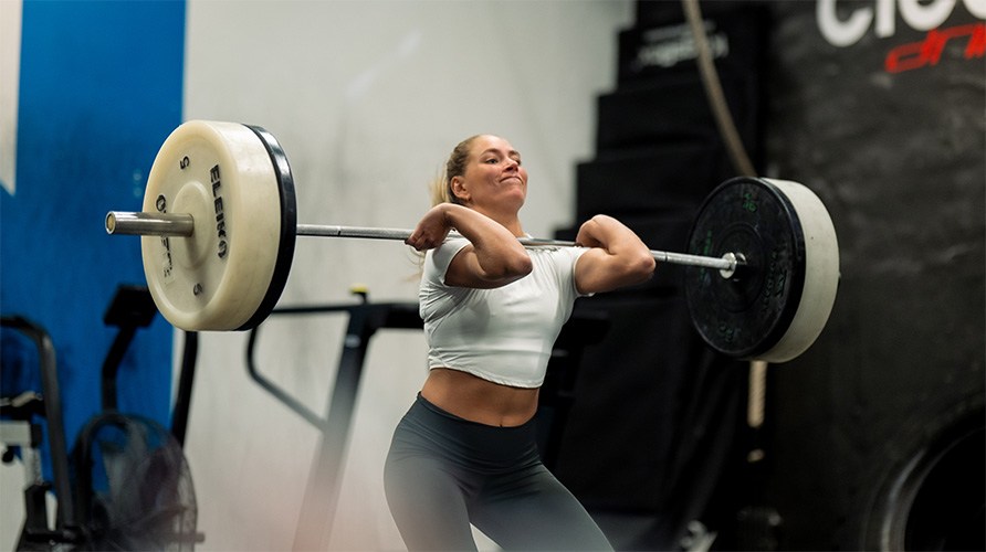 En kvinna g�r tr�nings�vningen st�t.