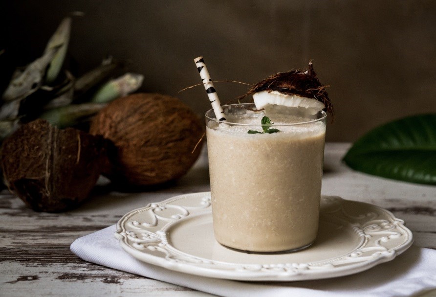 Måltidsersättnings-shake med färsk kokos.