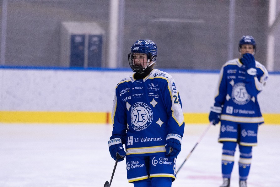 Vilma Nilsson p isen med Leksands IF.